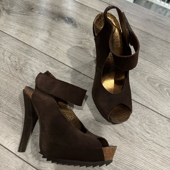 Gorgeous brown suede Pedro Garcia sandals - Picture 2 of 4